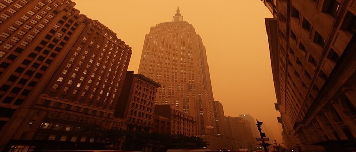 Величезна хмара диму навіює жахливий морок над Нью-Йорком