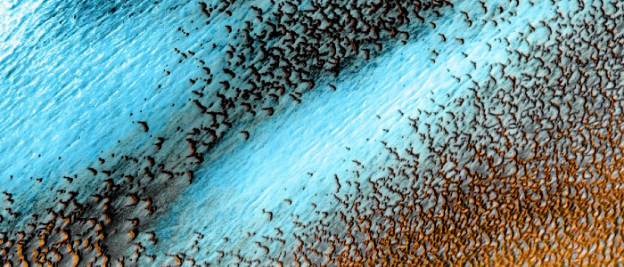 Дивовижне фото НАСА показує яскраво-сині дюни на Марсі