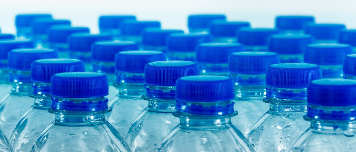 Вода в пляшках в 1400 разів гірше для довкілля, ніж вода з-під крана
