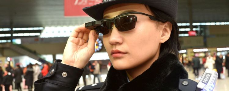 Китайська поліція додає окуляри розпізнавання облич в свій арсенал спостереження