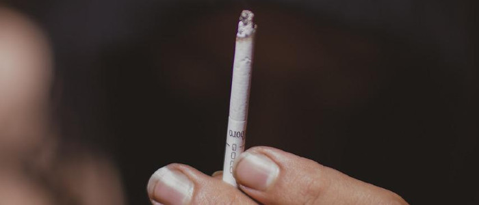 Вчені стверджують, що сигаретний дим ушкоджує шкіру просто через торкання