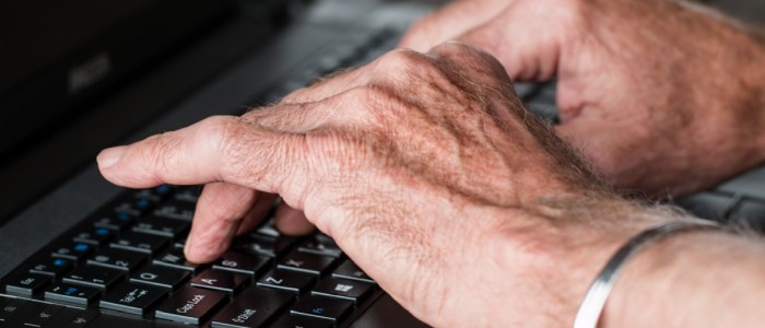 Вчені виявили дивний зв'язок між використанням Інтернету та деменцією