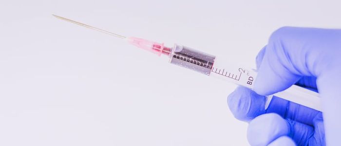 Експериментальні вакцини проти коронавірусу викликають у людей жар, головний біль і багато іншого