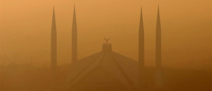 Пакистан намагається прорватися крізь смертоносний смог за допомогою штучного дощу