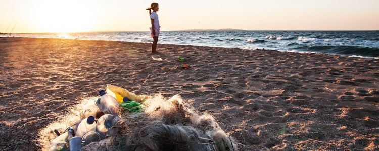 Франція стала першою країною, яка заборонила пластикові стакани, столові прилади, і тарілки