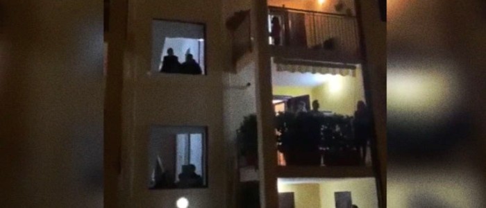 Італійці в карантині співають, грають на балконах музику