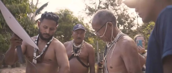 Віддалене плем'я Амазонки, яке нарешті отримало Інтернет, підсіло на порно та соціальні мережі