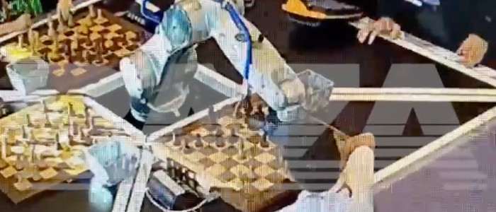 Рашистський шаховий робот зламав дитині палець під час турніру