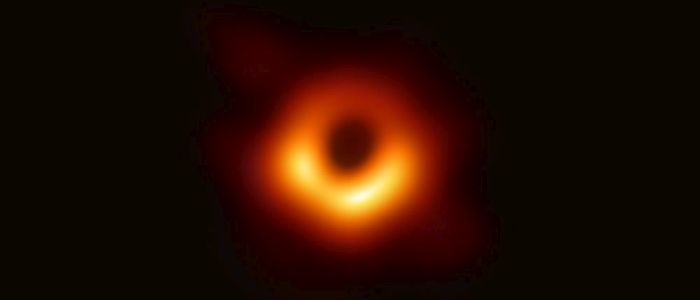 Вчені тільки що випустили перше в історії зображення чорної діри