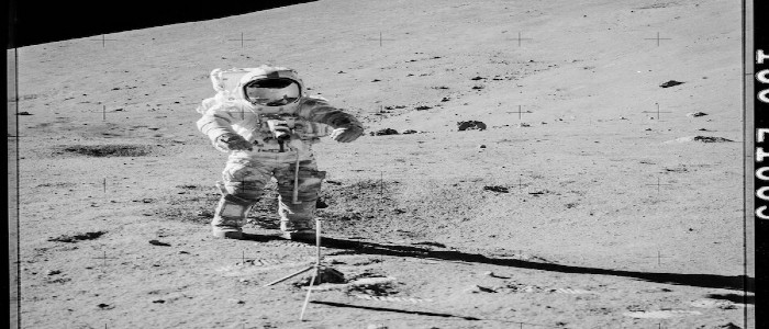 Вчені відкривають запечатаний контейнер після останньої висадки на Місяць