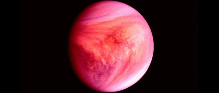 Вчені спантеличені загадковими спалахами світла на Венері