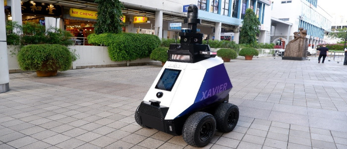 В Сінгапурі відправили на патрулювання пару роботів-поліцейських