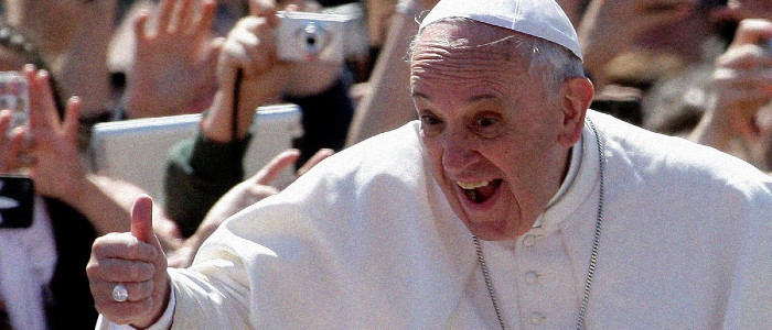 Папа Римський каже, що його улюбленими ліками проти травм є текіла
