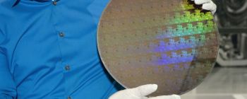 АйБіЕм створила чіп розміром з ніготь, який містить 30 мільярдів транзисторів