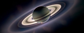 Шестикутний шторм Сатурна загадково змінів колір від синього до золотого