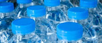 Вода в пляшках наповнена сотнями тисяч частинок мікропластику