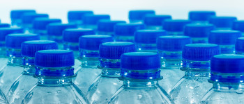 Вода в пляшках в 1400 разів гірше для довкілля, ніж вода з-під крана