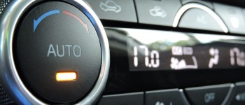 Європа повідомляє автовиробникам, що кнопки та ручки безпечніші за сенсорні екрани