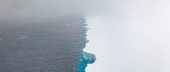 Величезний айсберг розвалюється в міру віддалення від Антарктиди