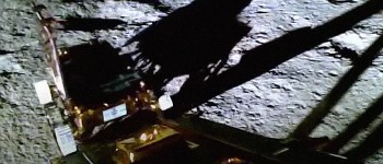 Дивовижні кадри показують, як індійський марсохід викочується на поверхню Місяця
