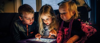 Діти, які постійно користуються iPad, не досягають поставлених цілей у розвитку