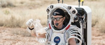 Астронавти НАСА тестують скафандри без рук та захисного скла