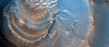 Орбітальний апарат НАСА виявив «загадкові форми» усередині марсіанських кратерів