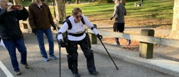Паралізований ветеран пробіжала марафон за допомогою екзоскелету