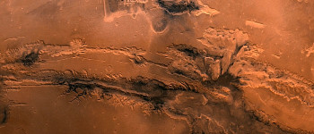 Вчені виявили приховану воду у великому каньйоні Марса