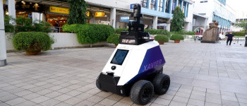 В Сінгапурі відправили на патрулювання пару роботів-поліцейських