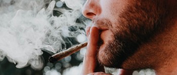 Куріння трави, мабуть, вносить зміни до вашого генетичного коду