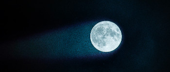 Місяць має величезний невидимий кометоподібний хвіст