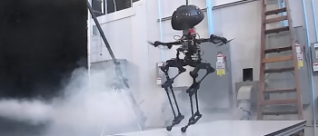 Цей страхітливий на вигляд робот може ходити й літати