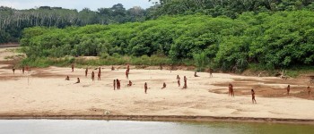 Ізольоване плем'я Амазонки виходить із тропічного лісу