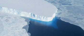Тепла вода тече під «льодовиком Судного дня», попереджають вчені